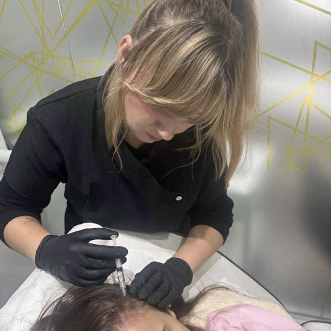 Magdalena carrying out a treatment at Chic Beauty Aesthetic